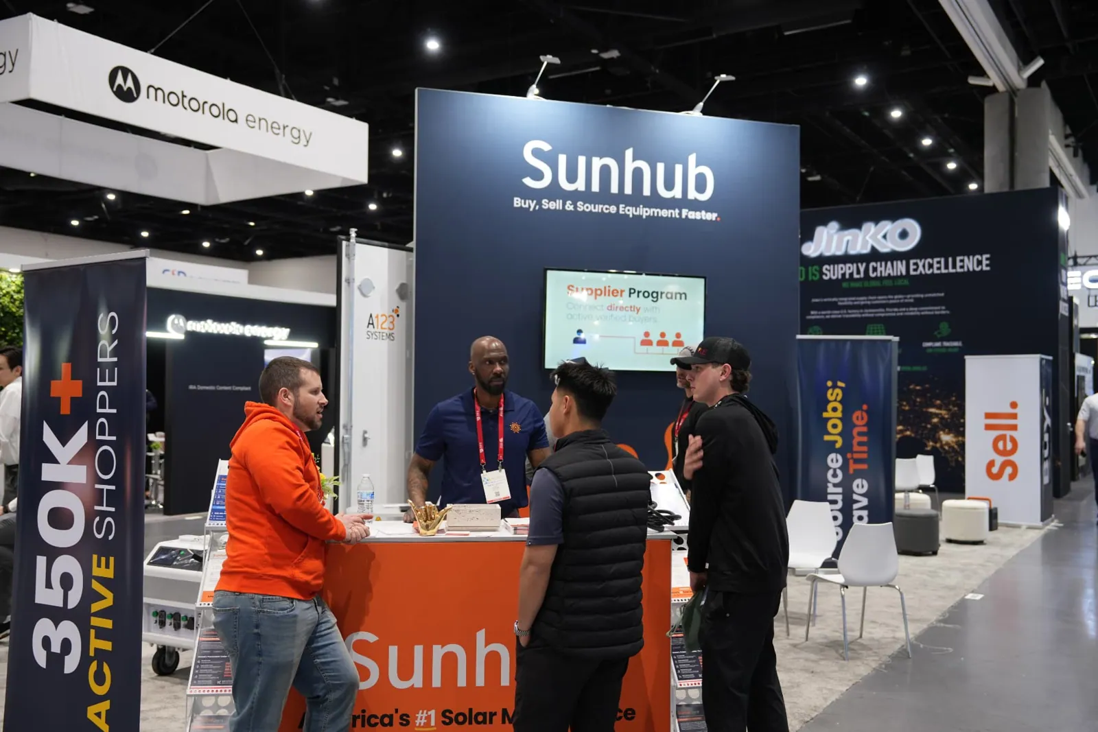 Installers discussing the Supplier Program at the Sunhub booth